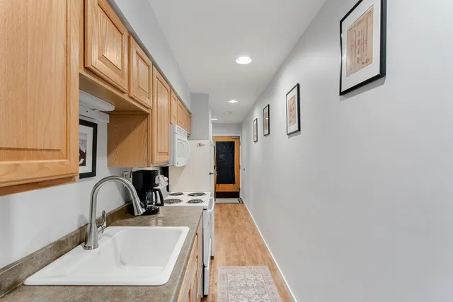 $218,000 | 30 Mountainside Drive, Unit VILLAGE GATE 102, Warren, VT 05674