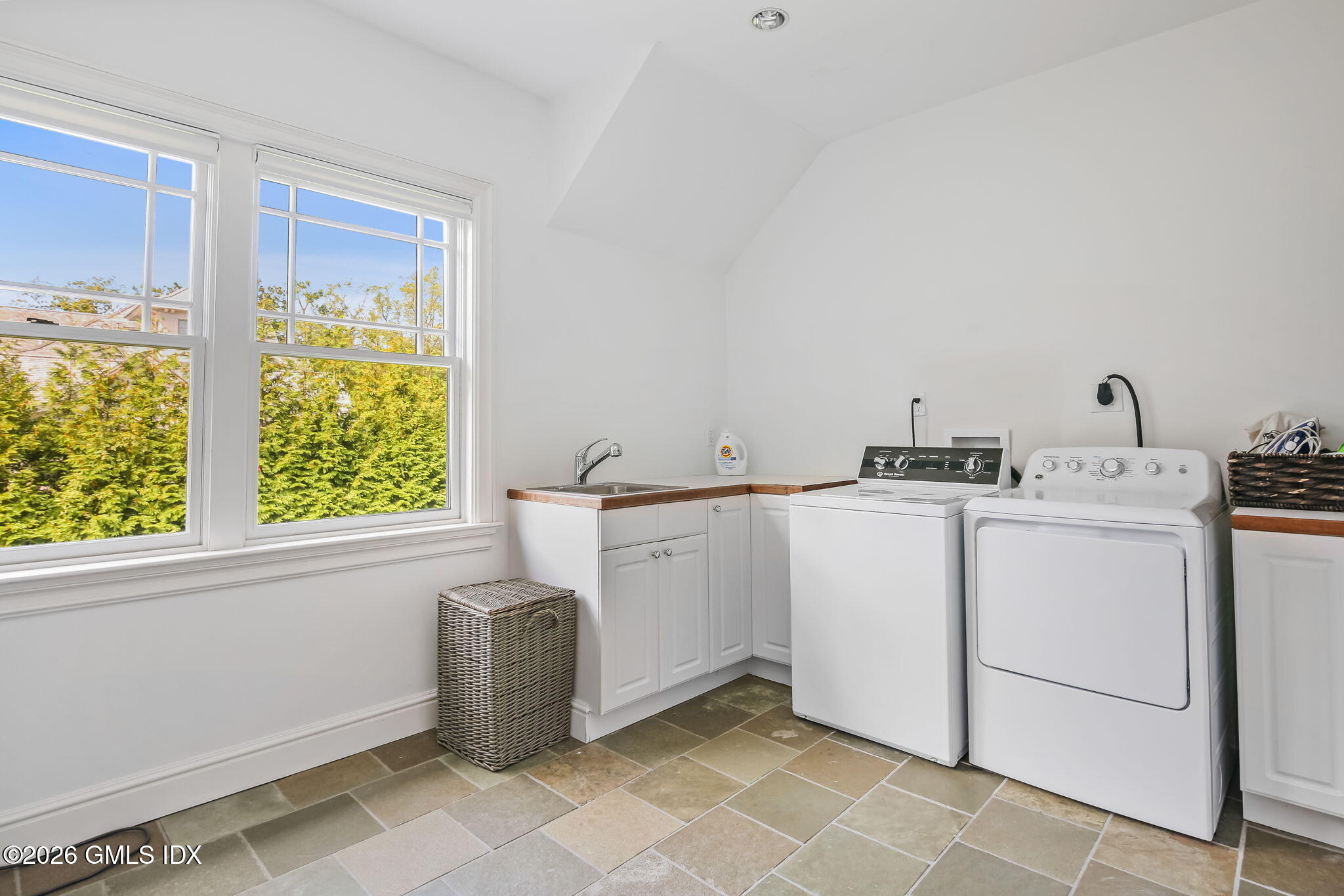 28 Cliffdale Road Greenwich, CT 06831 - Photo 10 of 20 51-web-or-mls-28-cliffdale-rd (1)
