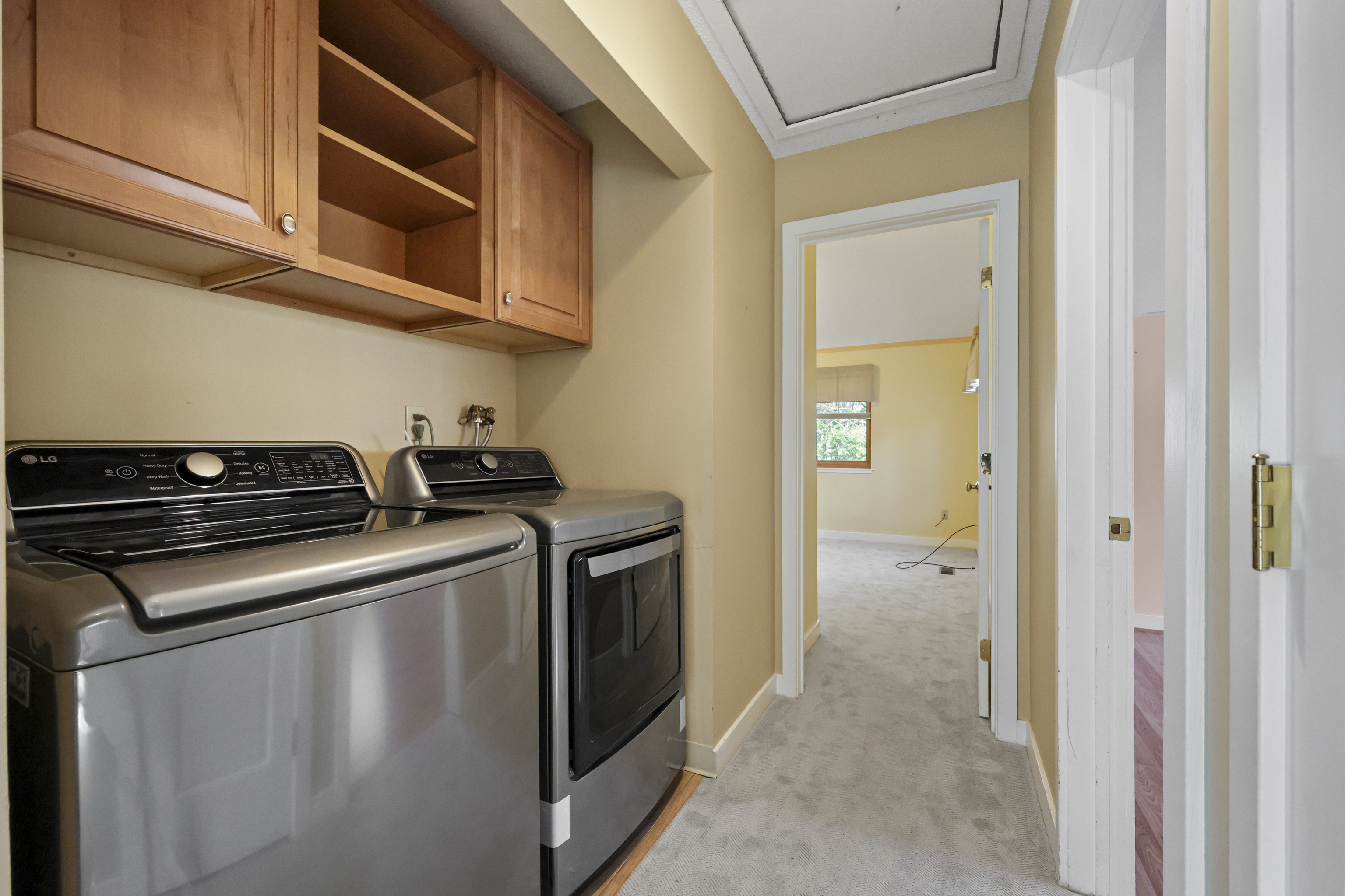 27 Farmington Chase Crescent Farmington, CT 06032 - Photo 18 of 39 a kitchen with a stove and a microwave