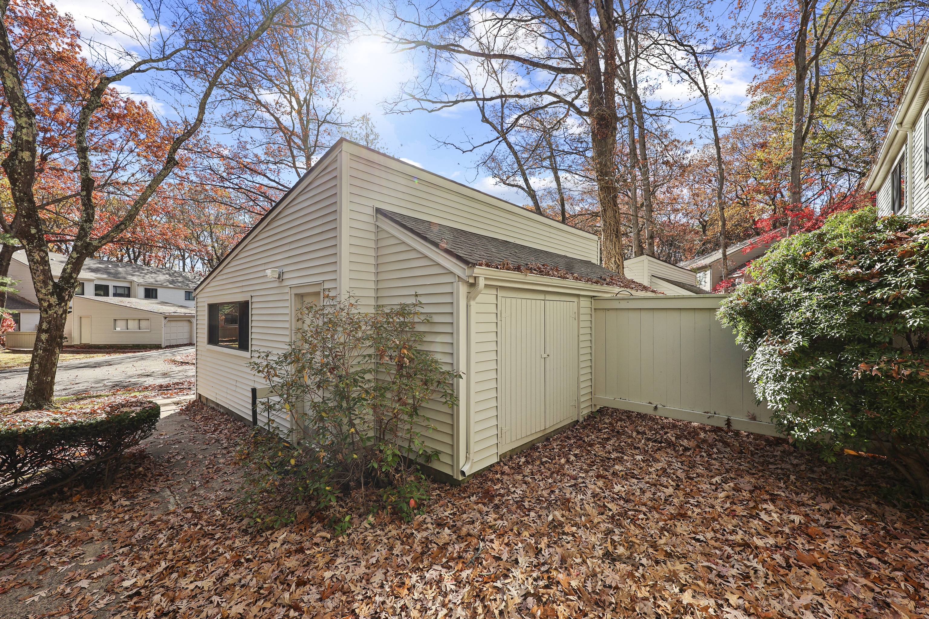 27 Farmington Chase Crescent Farmington, CT 06032 - Photo 4 of 39 a backyard of a house