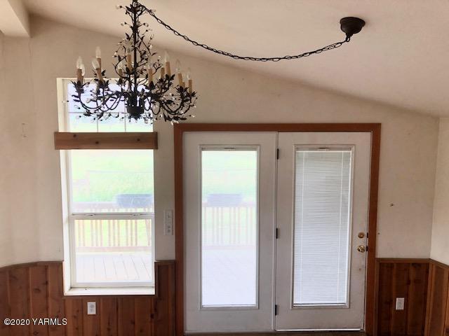 91 Section 1 Road Tieton, WA 98947 - Photo 16 of 27 561-900977 Living room view 3
