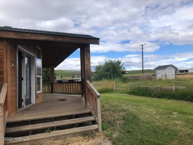 91 Section 1 Road Tieton, WA 98947 - Photo 5 of 27 561-900977 Back yard to deck