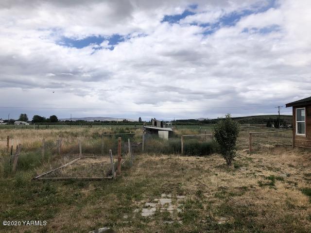 91 Section 1 Road Tieton, WA 98947 - Photo 9 of 27 561-900977 Back yard view 2