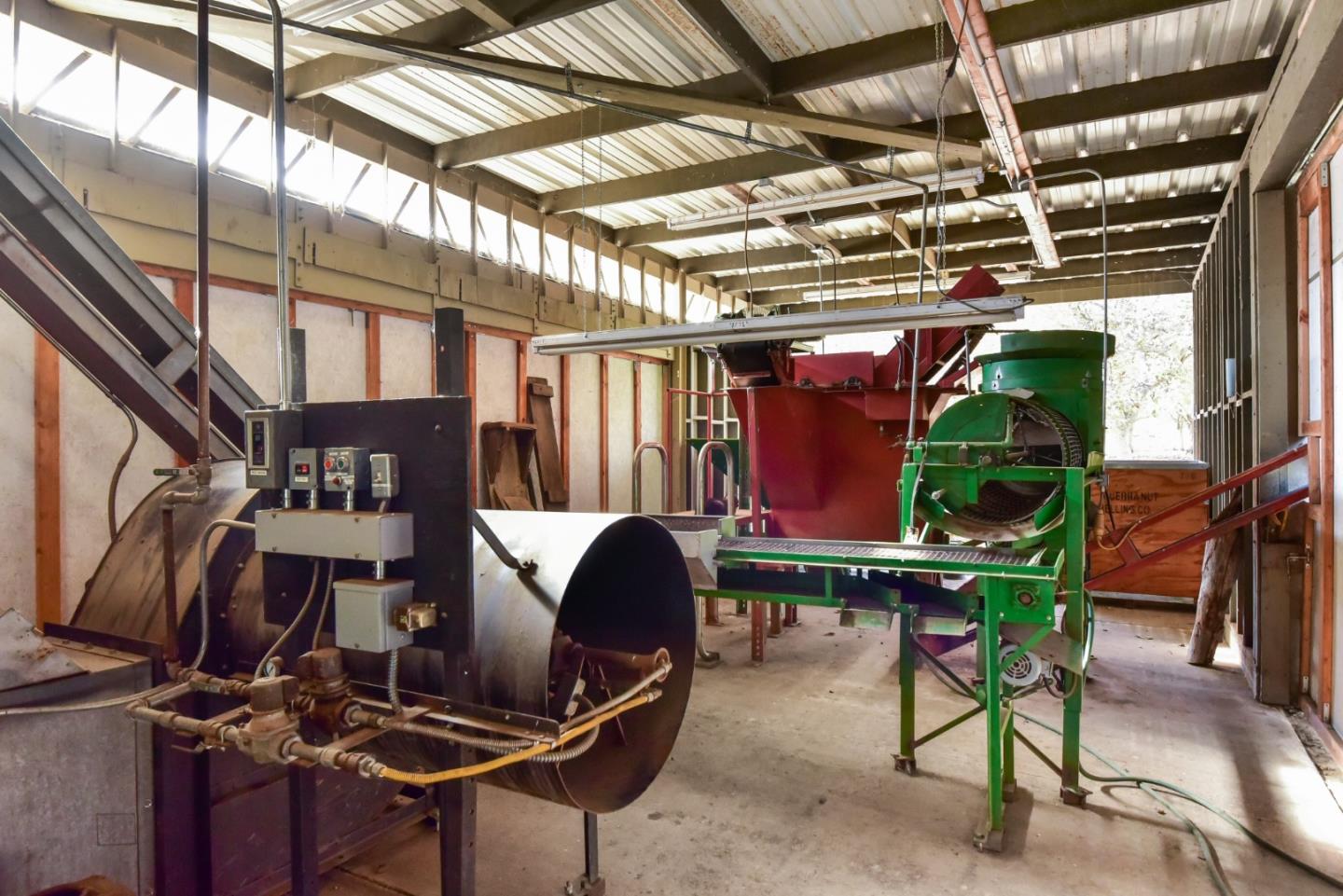 3385 Hecker Pass Road Gilroy, CA 95020 - Photo 13 of 18 a room with musical instruments