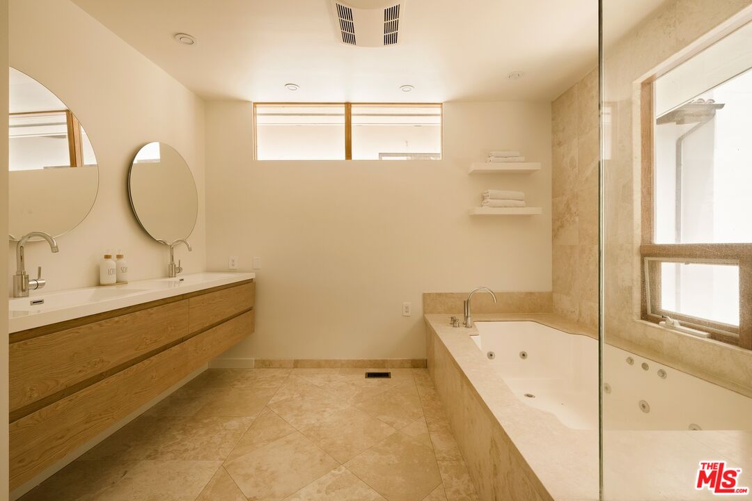 3600 Mandeville Canyon Road Los Angeles, CA 90049 - Photo 12 of 26