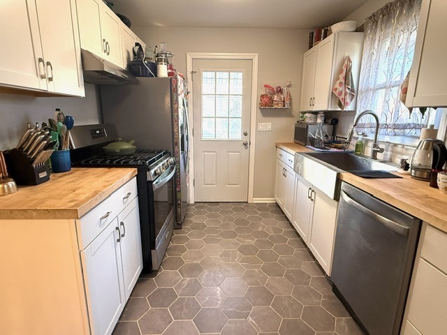 270 Andrassy Avenue Fairfield, CT 06824 - Photo 3 of 12 a kitchen with a sink stove and refrigerator