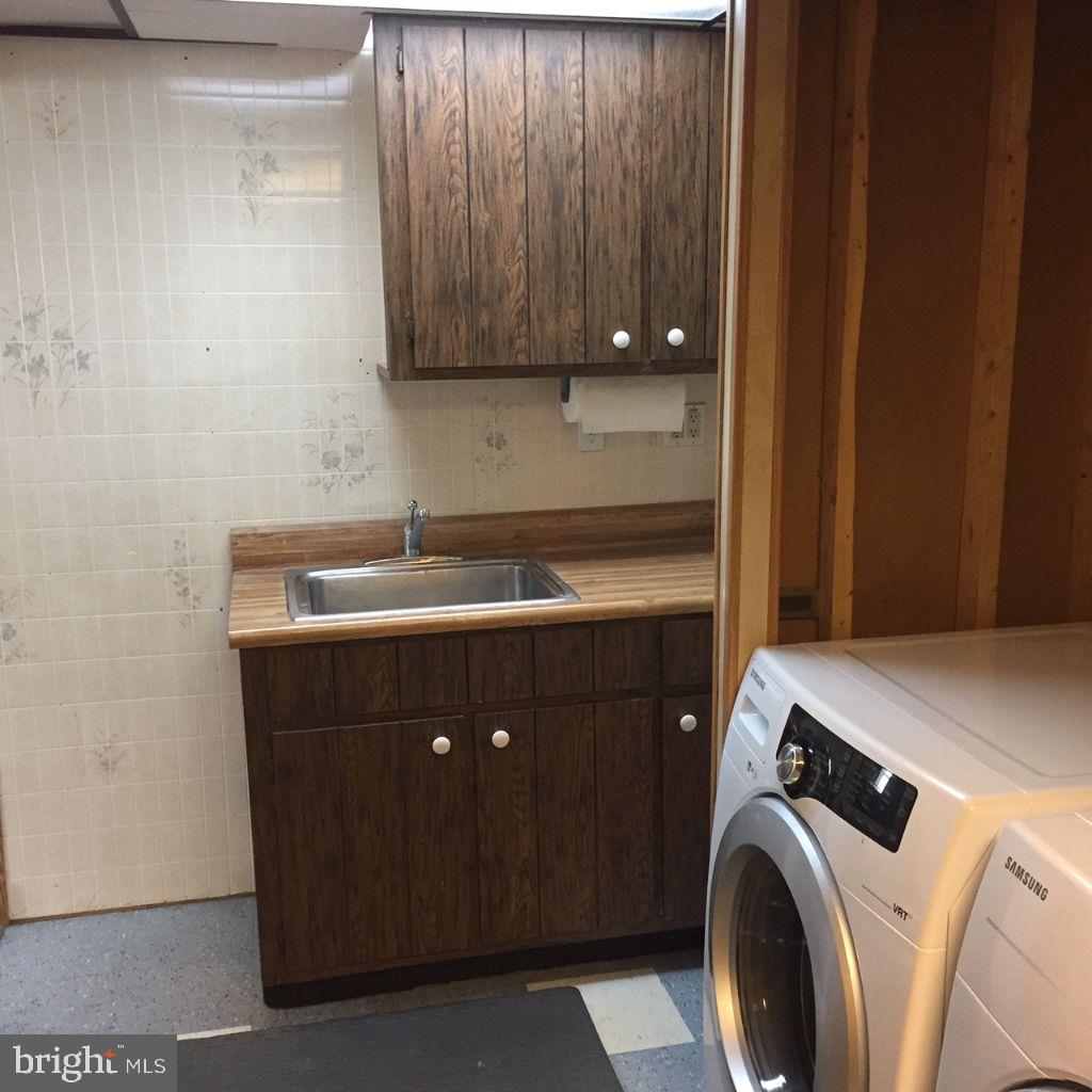 216 Compass Road Baltimore, MD 21221 - Photo 16 of 20 Laundry Room with utility sink