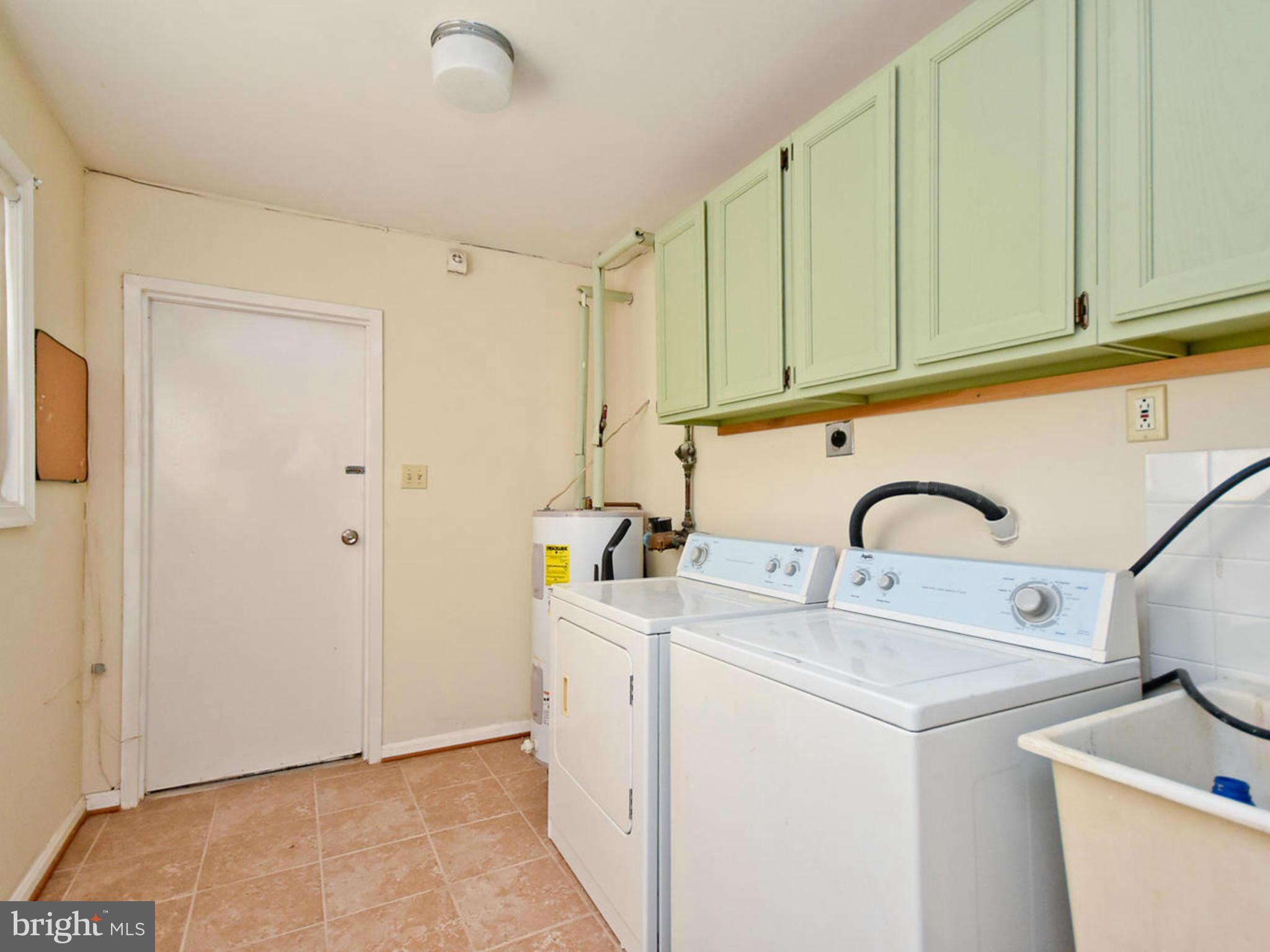 9114 Overlook Trail Fort Washington, MD 20744 - Photo 13 of 27 a view of kitchen with washer and dryer
