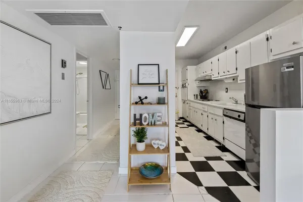 $2,500 | 100 Lincoln Road, Unit 924, Miami Beach, FL 33139