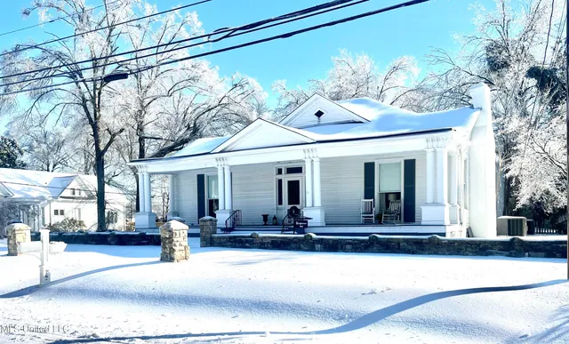 $237,900 | 265 East College Avenue, Holly Springs, MS 38635