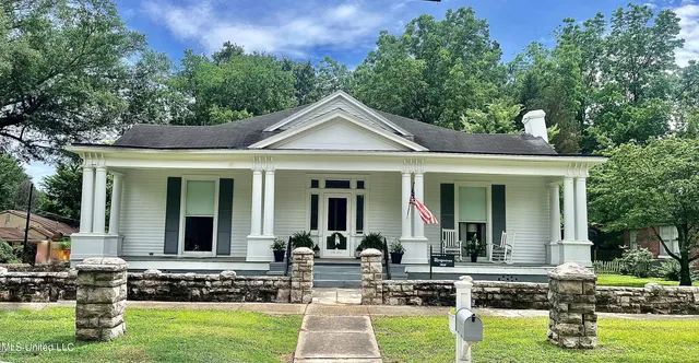 $237,900 | 265 East College Avenue, Holly Springs, MS 38635