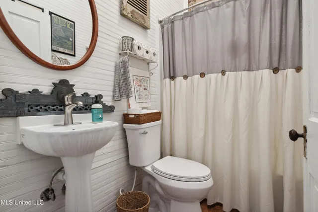 $237,900 | 265 East College Avenue, Holly Springs, MS 38635