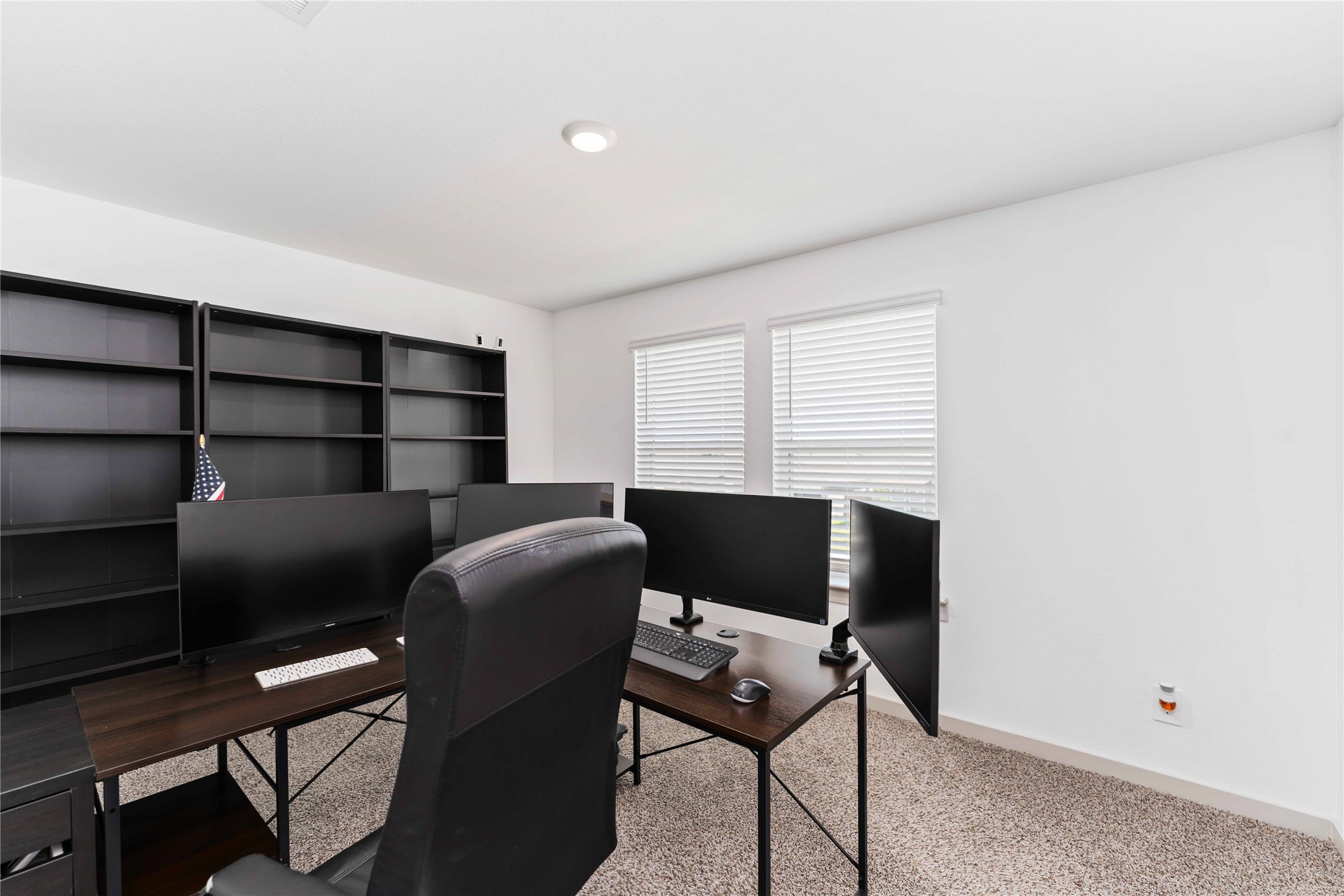 10610 Kings River Drive Rosharon, TX 77583 - Photo 11 of 33 a workspace with furniture