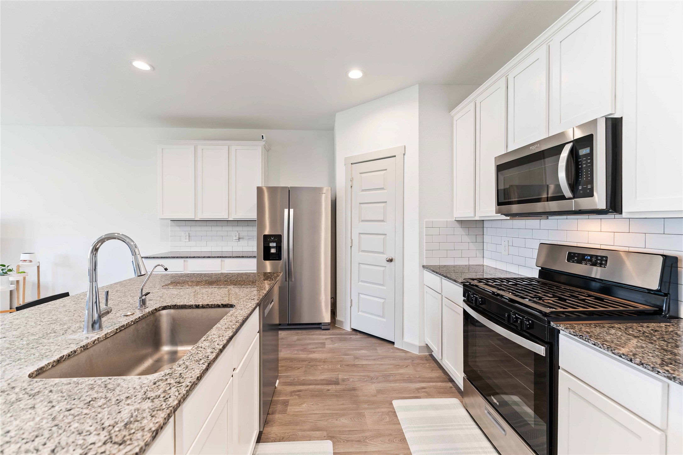 10610 Kings River Drive Rosharon, TX 77583 - Photo 3 of 33 a kitchen with stainless steel appliances granite countertop a sink stove and refrigerator