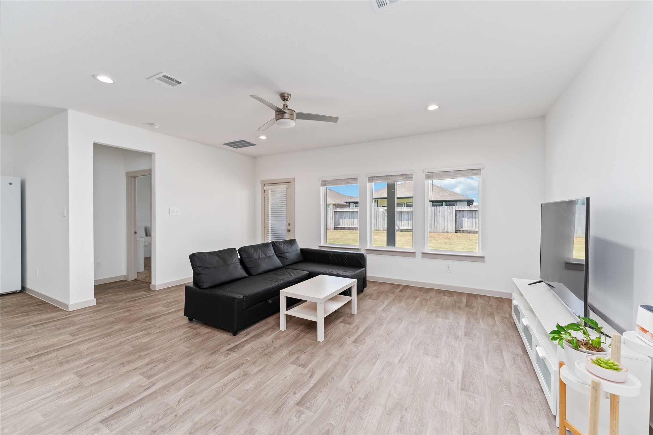10610 Kings River Drive Rosharon, TX 77583 - Photo 7 of 33 a living room with furniture and a flat screen tv