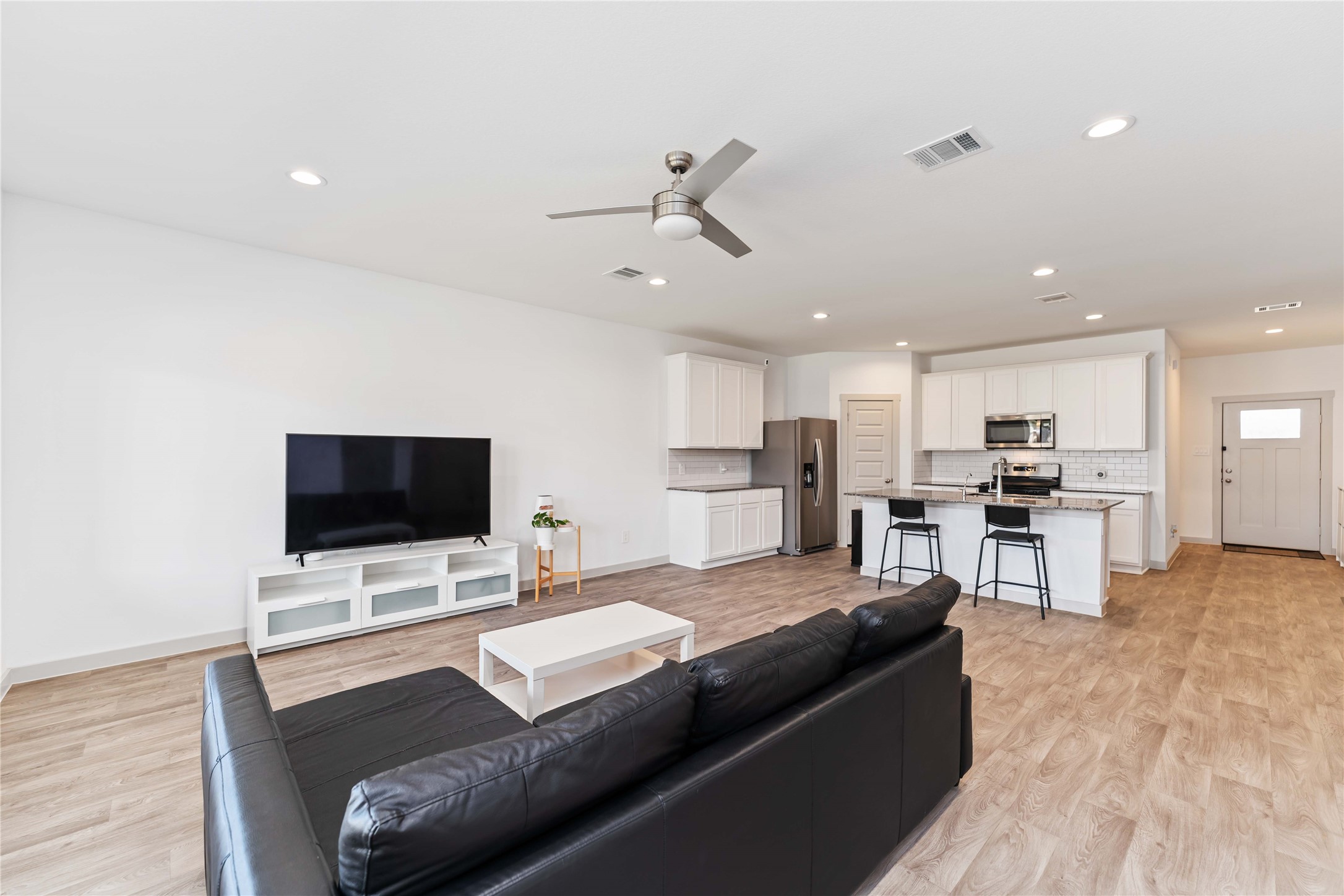 10610 Kings River Drive Rosharon, TX 77583 - Photo 8 of 33 a living room with furniture and a flat screen tv