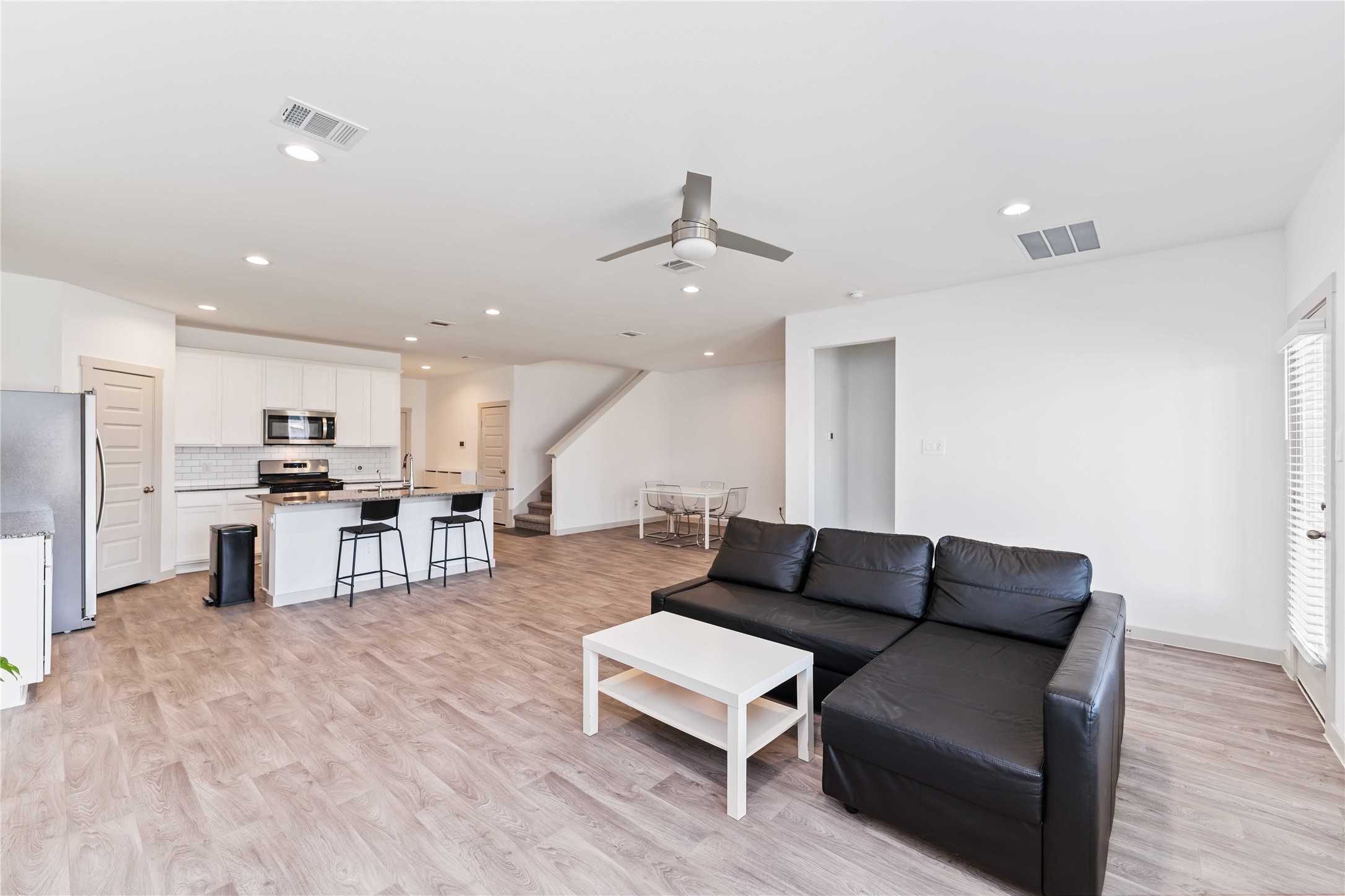 10610 Kings River Drive Rosharon, TX 77583 - Photo 9 of 33 a living room with furniture and kitchen view