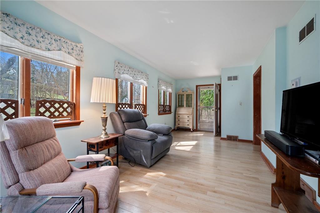 246 Byron Road Pittsburgh, PA 15237 - Photo 3 of 32 Gallery Image 3