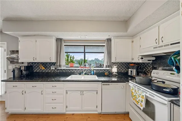 $330,000 | 8525 Penner Avenue, De Soto, KS 66018