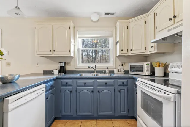 $334,000 | 7b Kingston Way, Unit A, Hudson, NH 03051