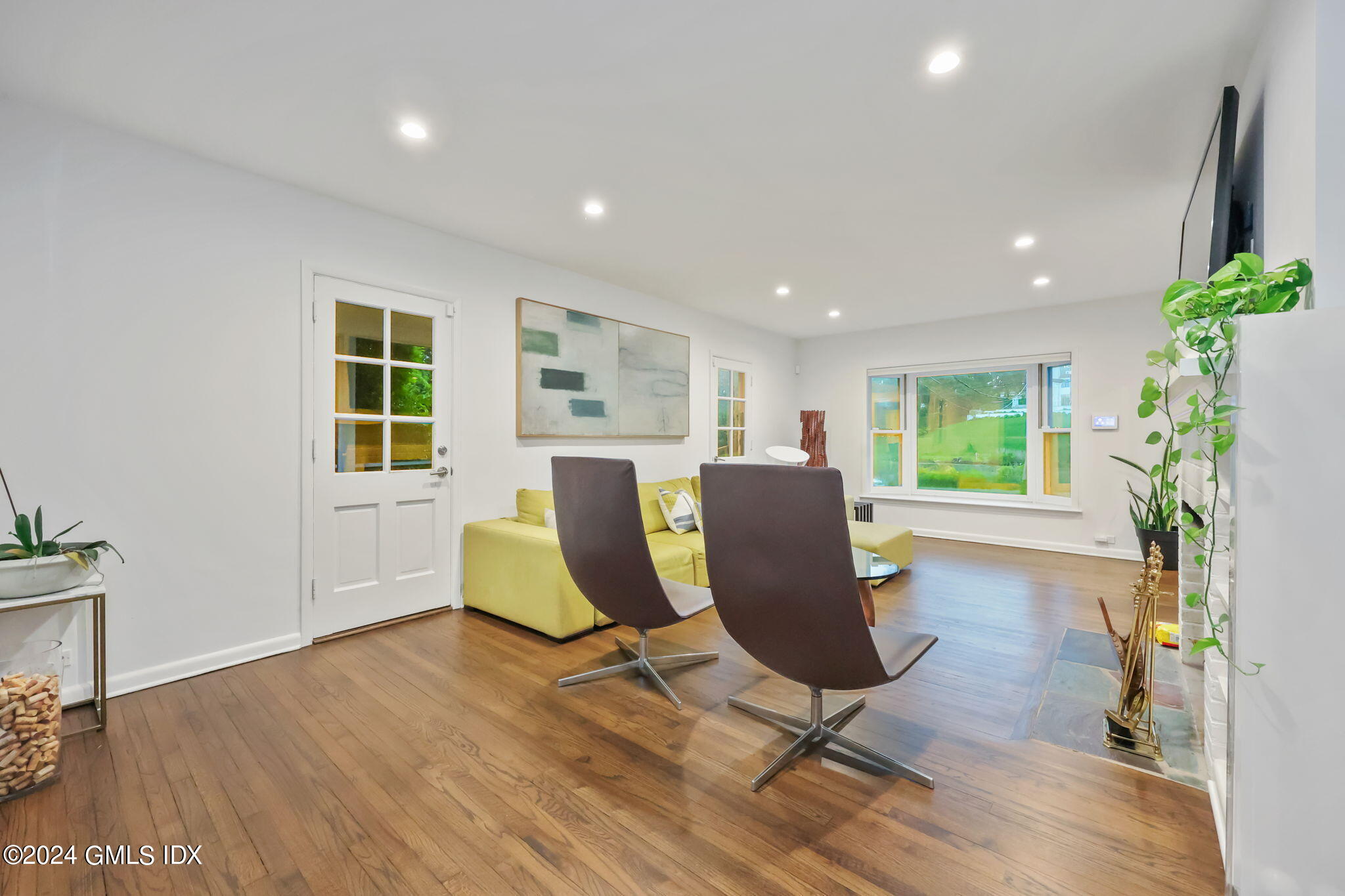 68 Willowmere Circle Riverside, CT 06878 - Photo 3 of 29 a living room with furniture and a potted plant