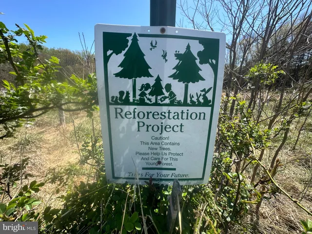 a sign on the wall of the building