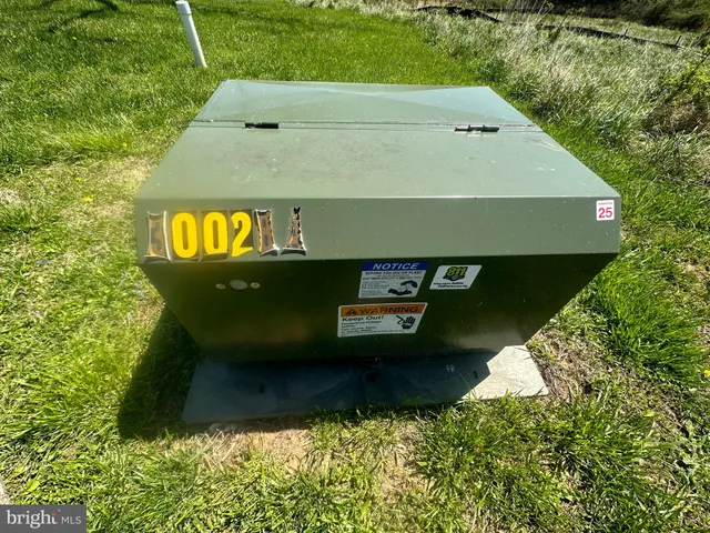 a view of a back yard of the house and green space