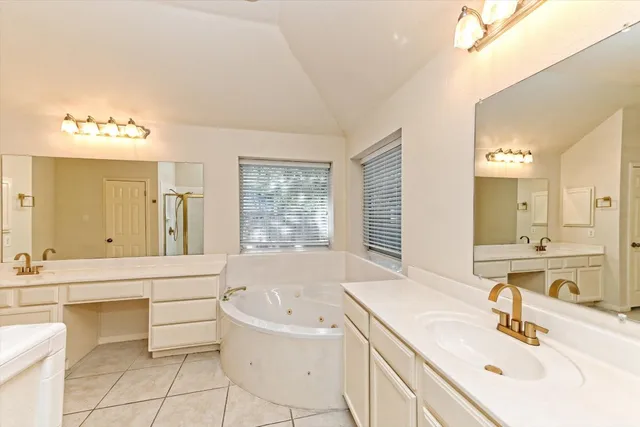 a view of empty room with window