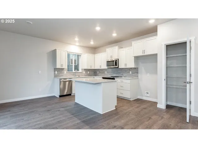 $609,995 | 9355 Southeast Crystal Rose Street, Happy Valley, OR 97086