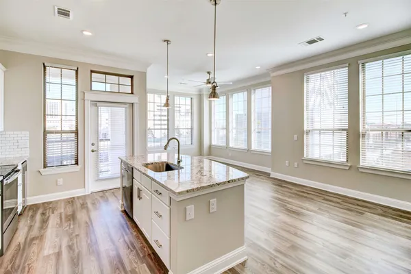 $1,945 | 2111 Austin Street, Unit 629, Houston, TX 77002