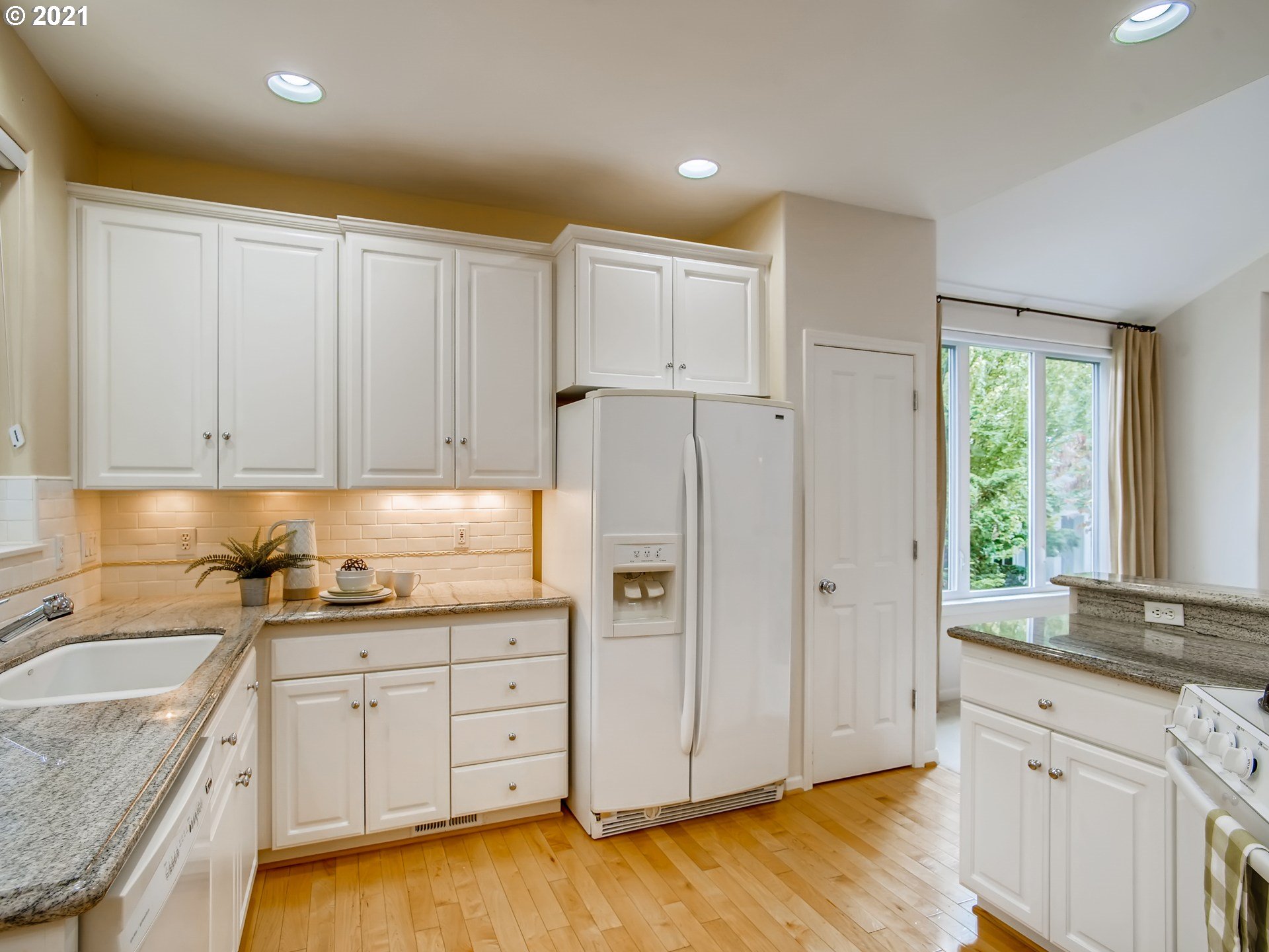 2526 Northwest Rhodes Lane Portland, OR 97229 - Photo 11 of 31 Gallery Image 11