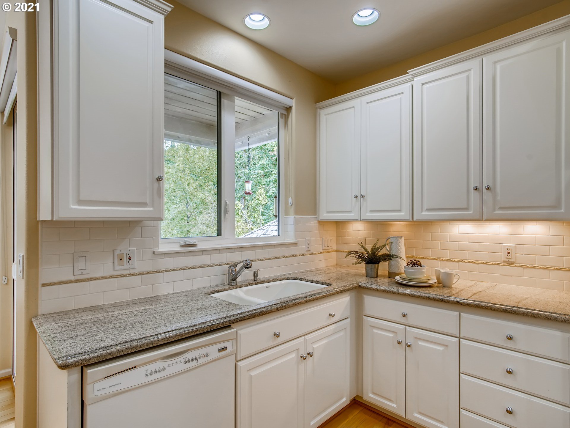 2526 Northwest Rhodes Lane Portland, OR 97229 - Photo 12 of 31 Gallery Image 12