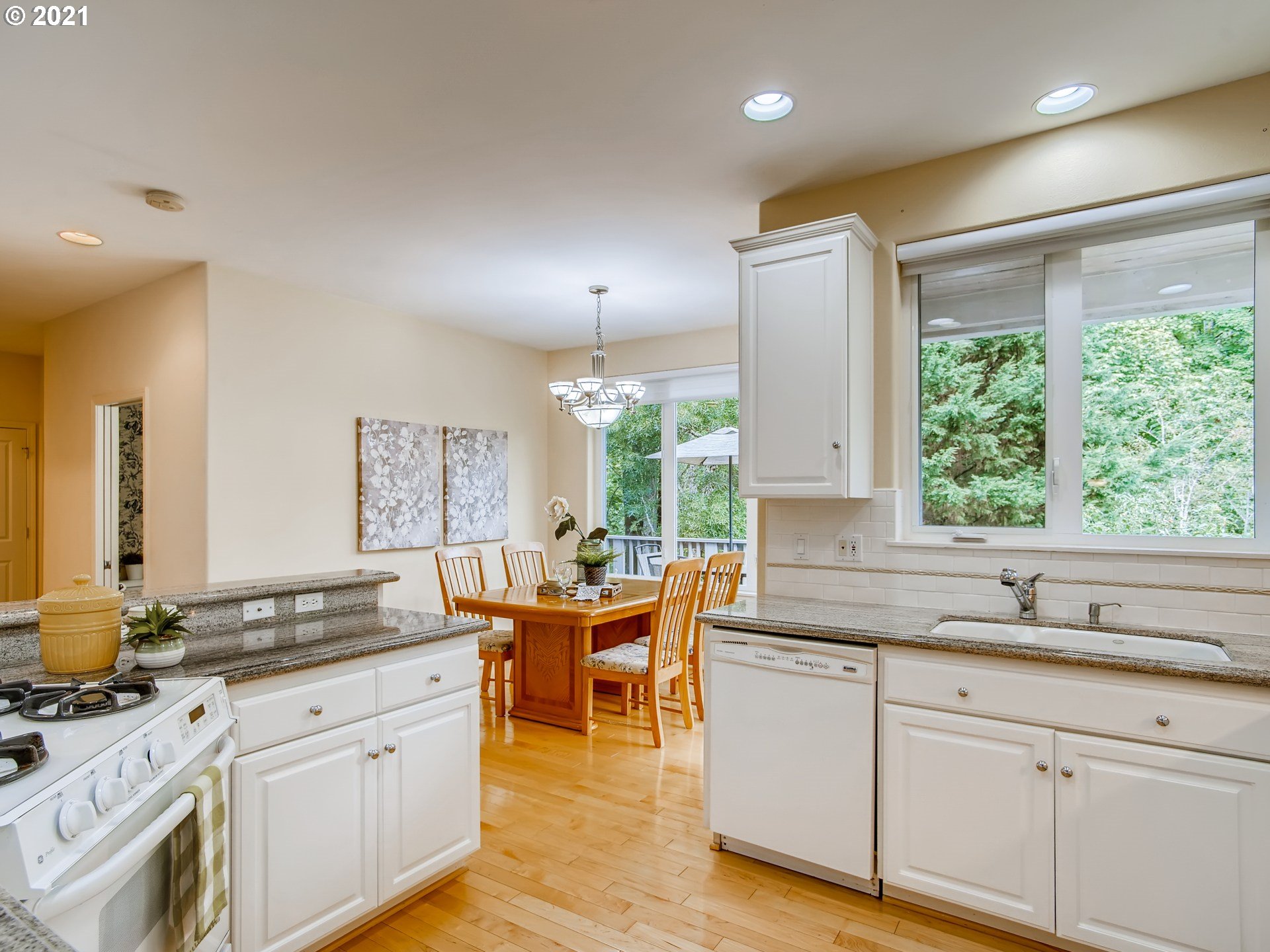 2526 Northwest Rhodes Lane Portland, OR 97229 - Photo 9 of 31 Gallery Image 9