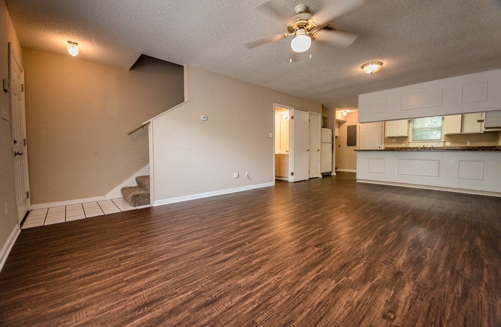 2105 Baytree Road Valdosta, GA 31602 - Photo 4 of 18 Gallery Image 4