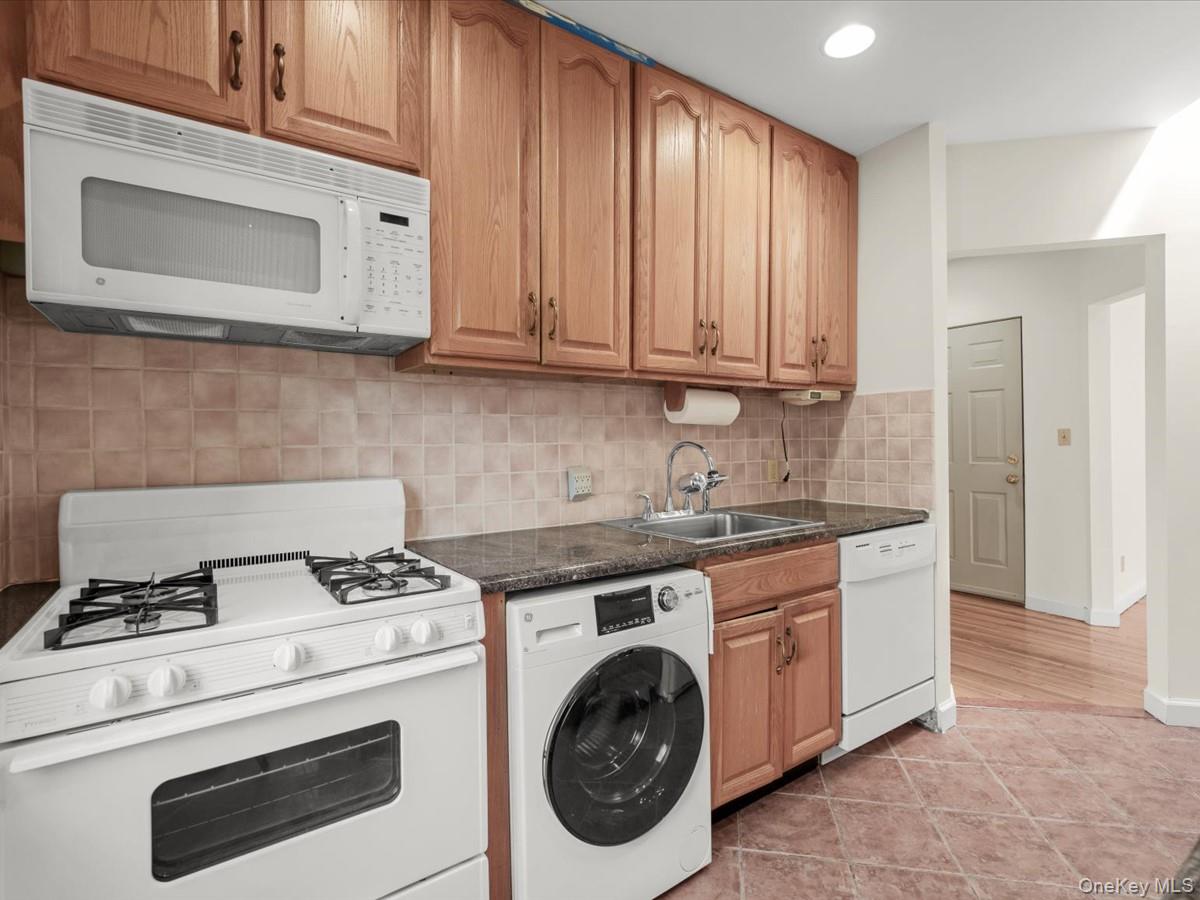 215 Middle Neck Road, Unit 3A BUILDING 8 Great Neck, NY 11021 - Photo 10 of 23