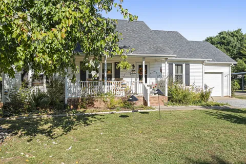 a view of a house with backyard and garden