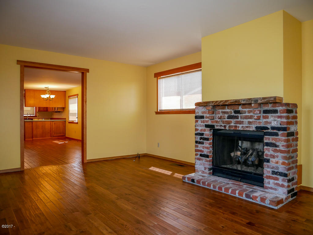 1037 Northwest Hurbert Street Newport, OR 97365 - Photo 14 of 37 Living Room