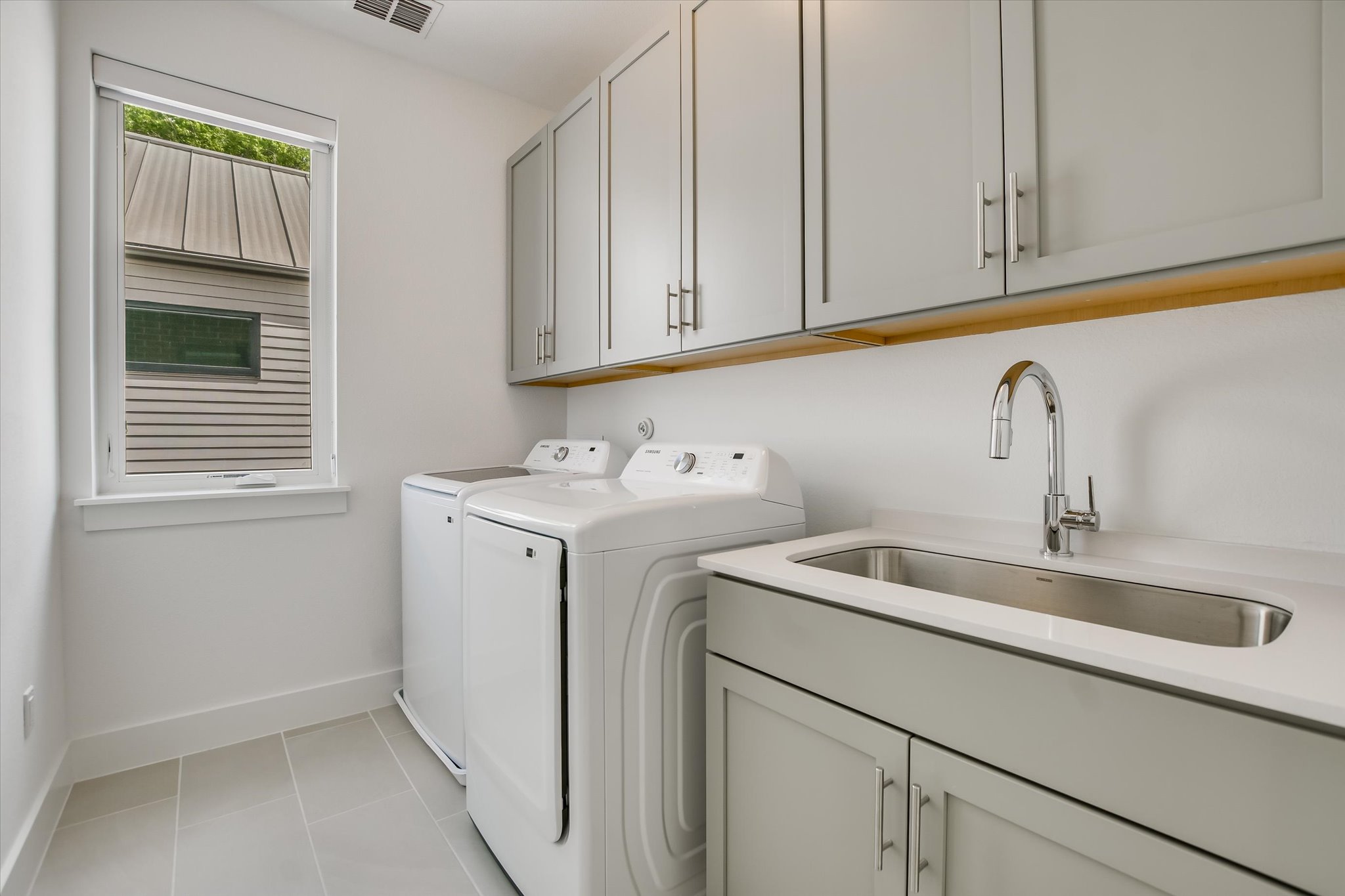 900 South 2nd Street, Unit 6 Austin, TX 78704 - Photo 13 of 25 a utility room with dryer and washer