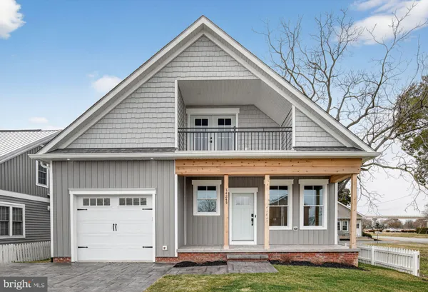 a view of a house with yard
