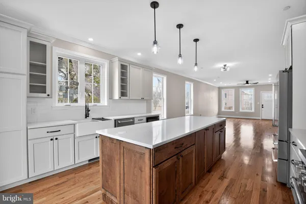 a large kitchen with kitchen island a large island in it