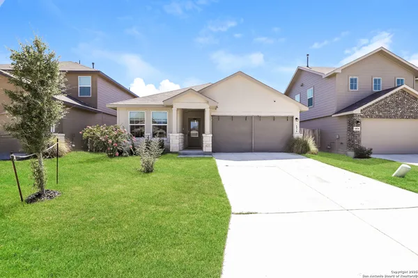 $1,900 | 6830 Whisper Grove, San Antonio, TX 78252