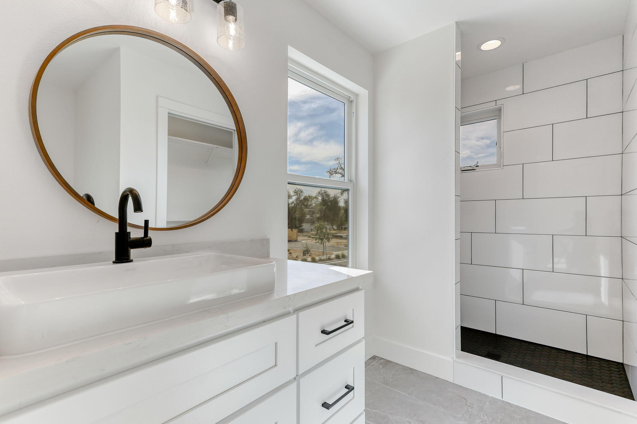 2486 Neighborly Way Redding, CA 96001 - Photo 11 of 37 Junior Master Bath