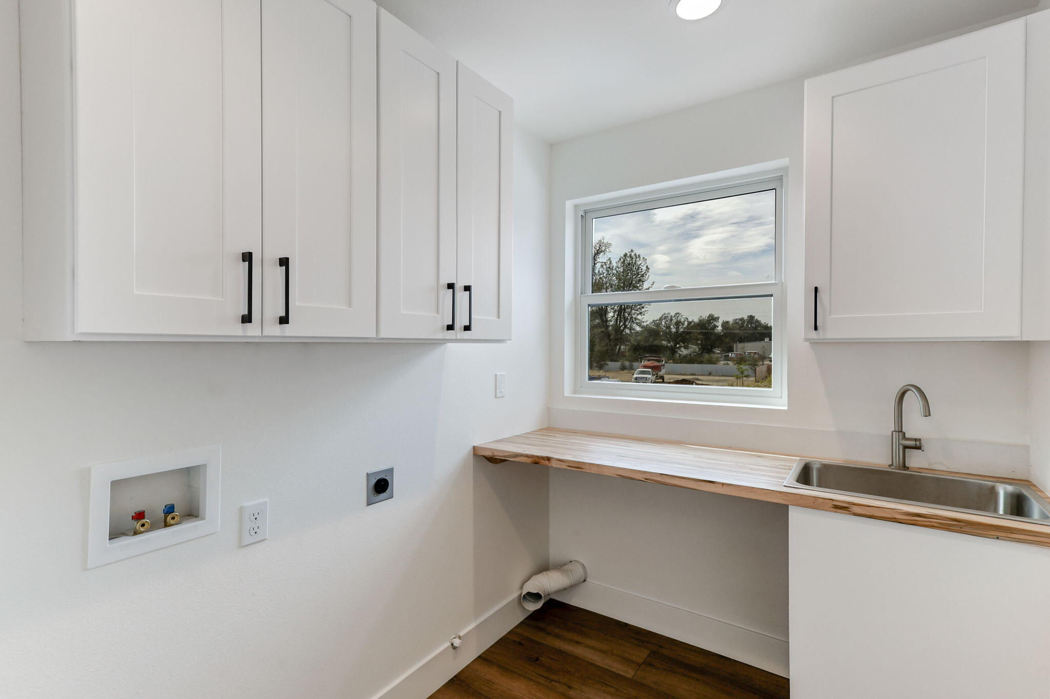 2486 Neighborly Way Redding, CA 96001 - Photo 14 of 37 Laundry Room
