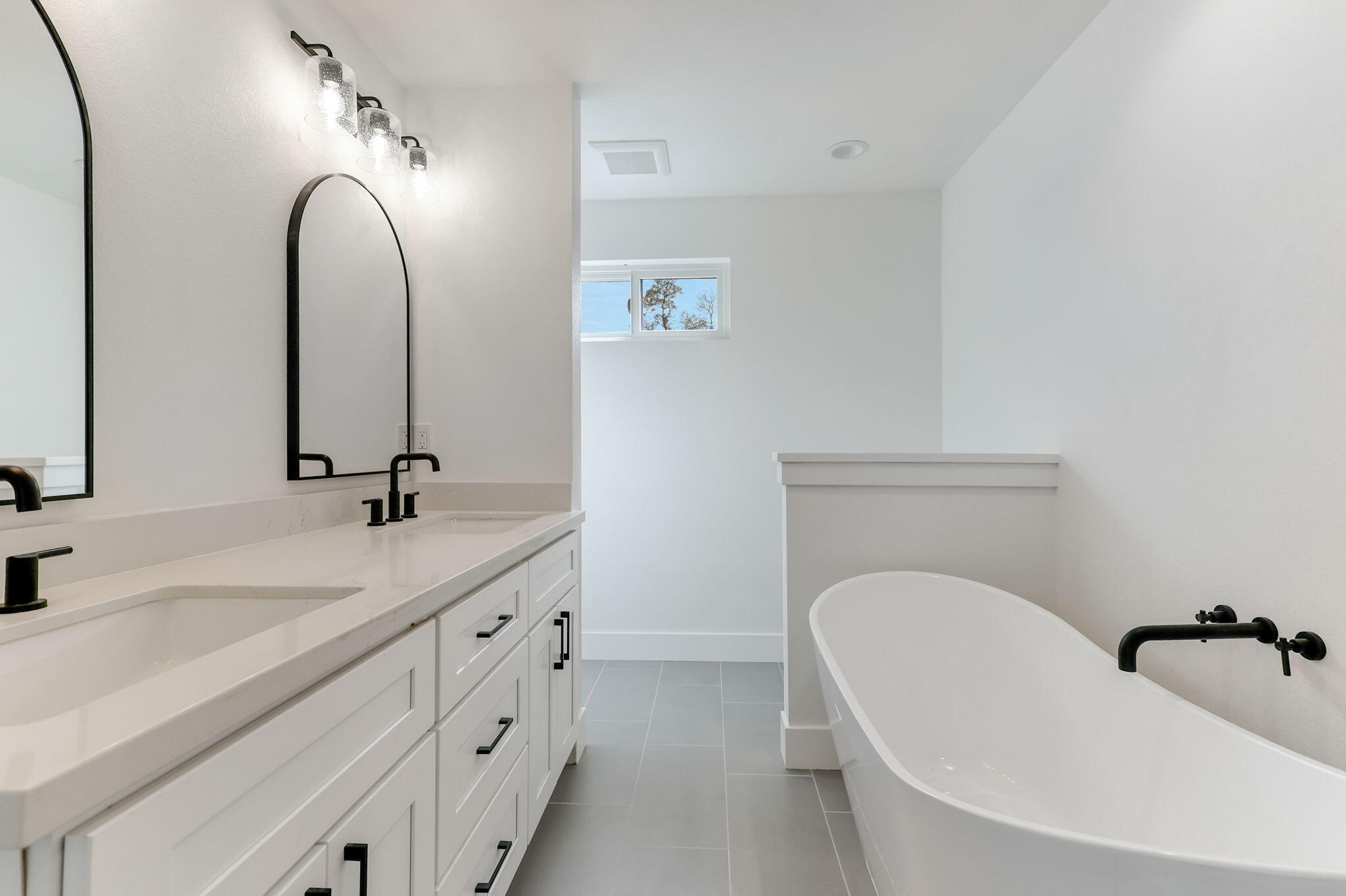 2486 Neighborly Way Redding, CA 96001 - Photo 31 of 37 Master Bath