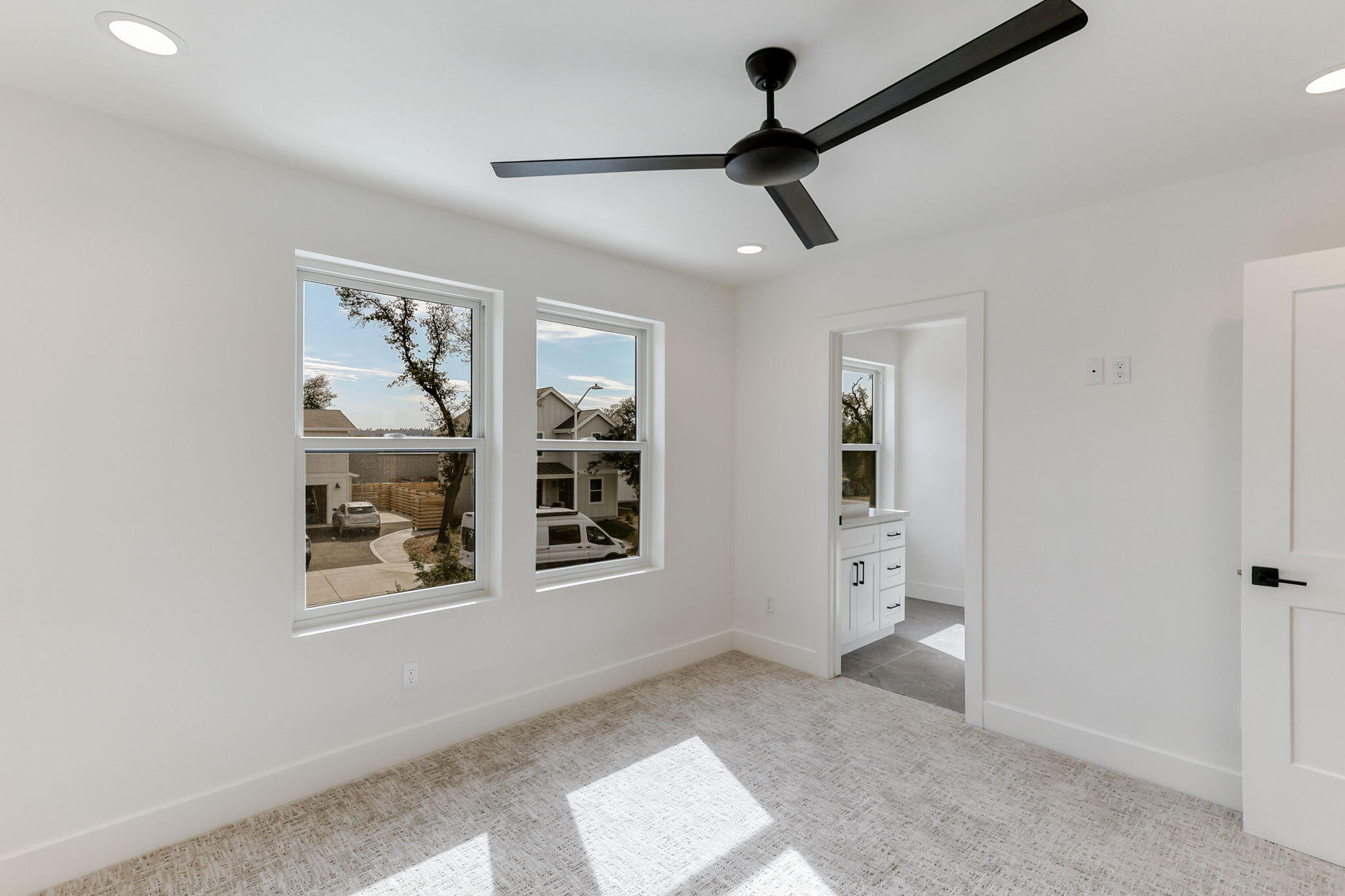 2486 Neighborly Way Redding, CA 96001 - Photo 10 of 37 Junior Master