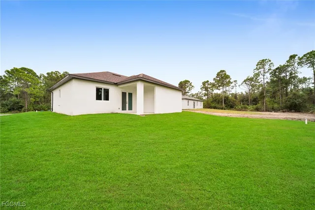a view of a house with a yard