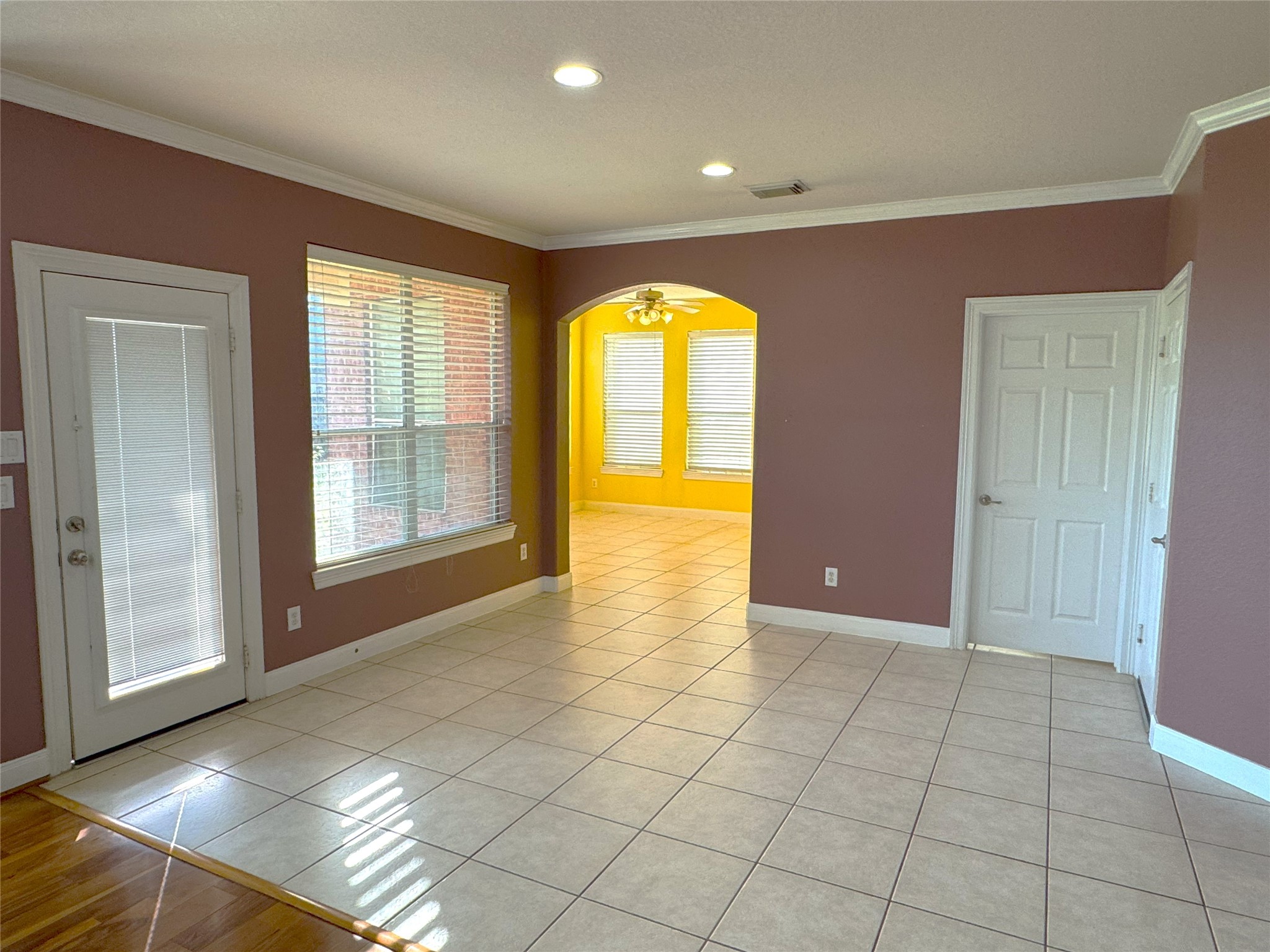 12442 Lago Bend Lane Houston, TX 77041 - Photo 11 of 31 a view of hallway with windows