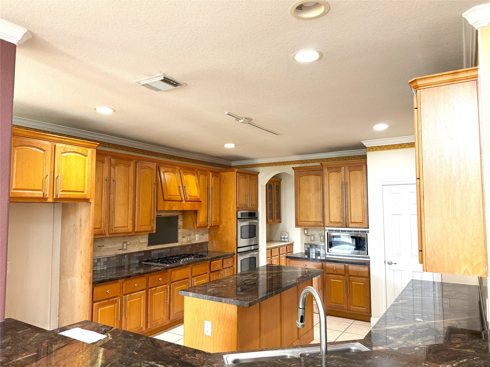 12442 Lago Bend Lane Houston, TX 77041 - Photo 7 of 31 a kitchen with granite countertop lots of counter top space and windows