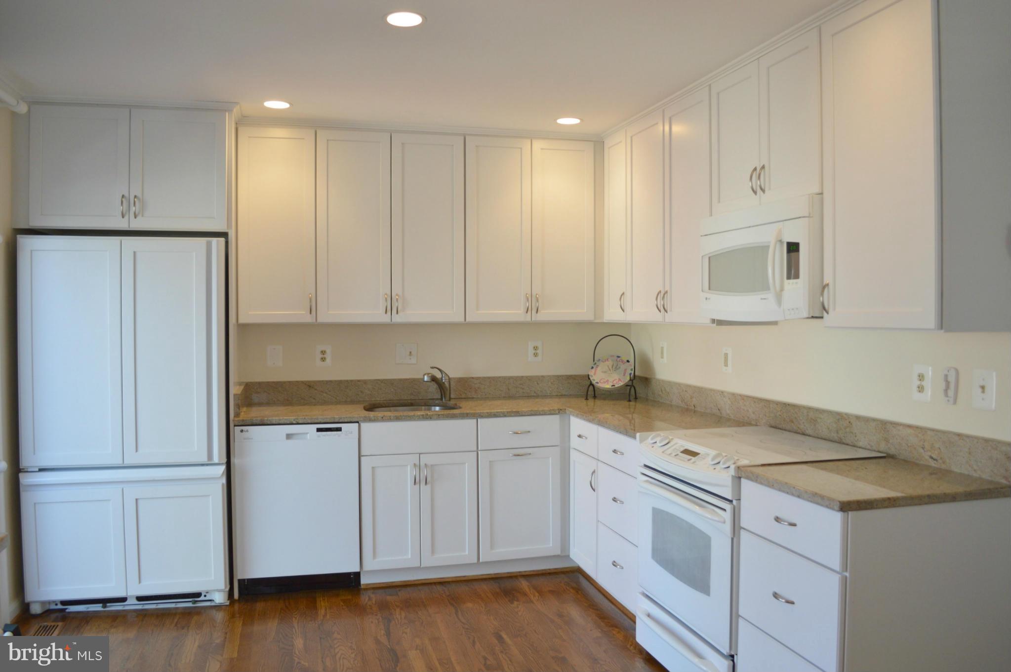 11878 Abercorn Court Reston, VA 20191 - Photo 3 of 13 Kitchen
