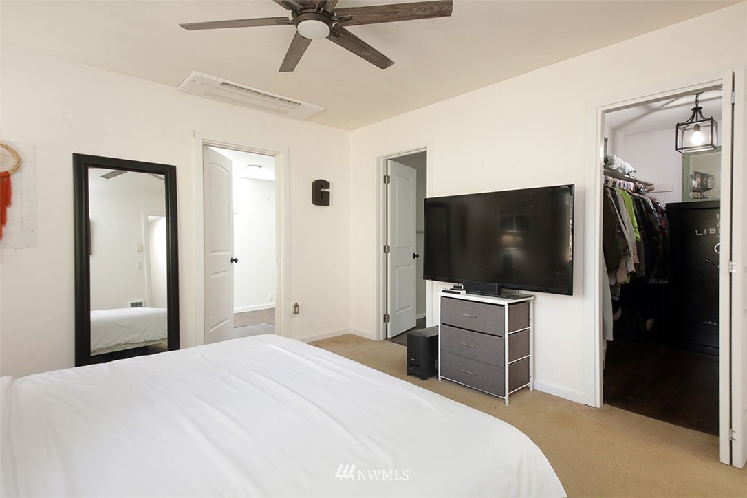 3336 East Harbor Road Langley, WA 98260 - Photo 14 of 29 a bedroom with a bed and a flat screen tv